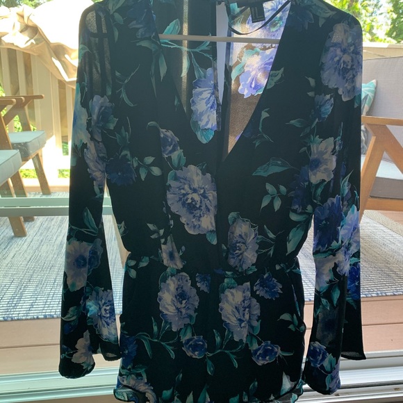 Black with blue floral bell sleeve romper Size M - Picture 2 of 2